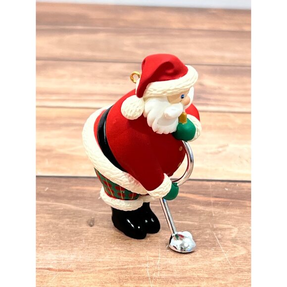 2005 HALLMARK KEEPSAKE ORNAMENT QXG4312 A PUTTER FOR SANTA GOLFING - Picture 7 of 10